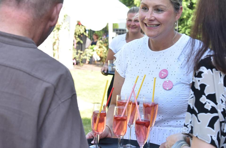 Alkoholfreier Sekt zum Anstoßen wird ausgeteilt.