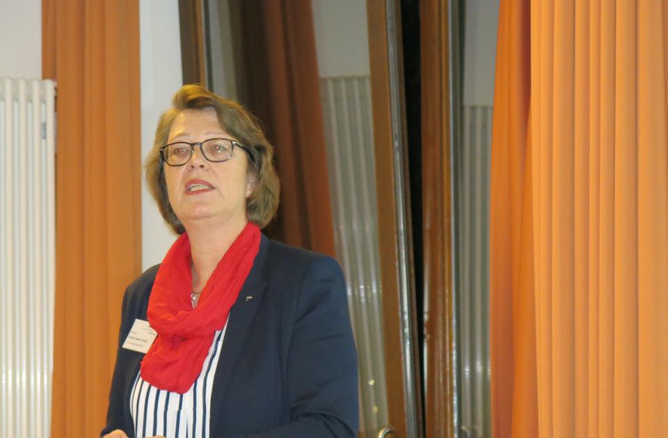 Kreispfarrerin Geerken-Thomas hält ihren Bericht