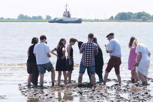 Zu sehen ist eine Taufe im Weserwasser.