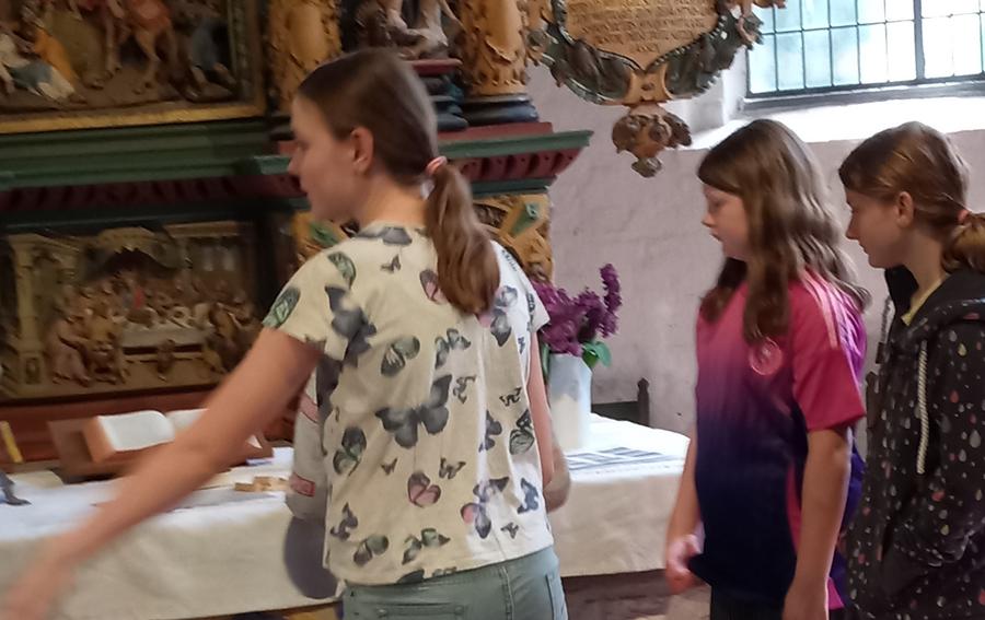 Zu sehen sind Kinder. spielend in der Kirche.