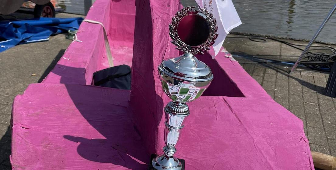 Zu sehen ist das Pappboot der Pappbootregatta 2024, mit dem Pokal des zweiten Platzes.
