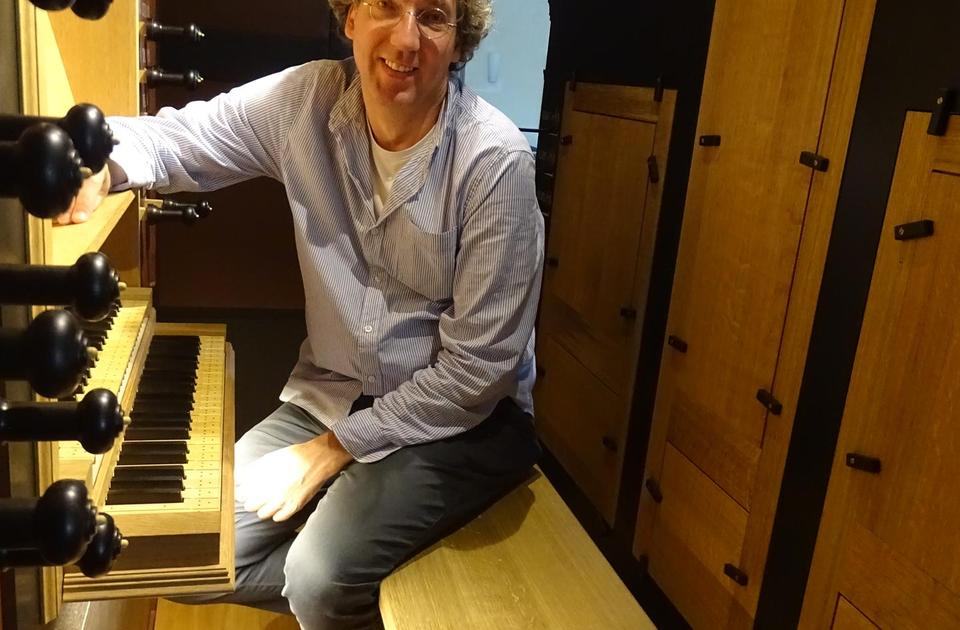 Zu sehen ist Leon Berben an der Berner Orgel.