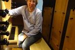 Zu sehen ist Leon Berben an der Berner Orgel.