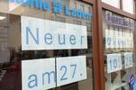 Schaufenster mit der Info, wann dort Wiedereröffnung gefeiert wird.