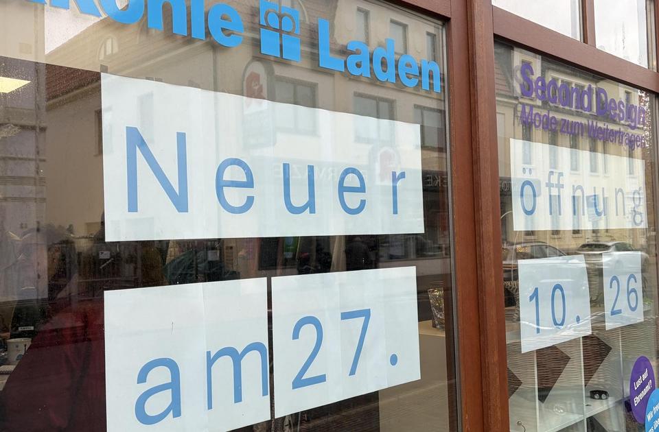 Schaufenster mit der Info, wann dort Wiedereröffnung gefeiert wird.