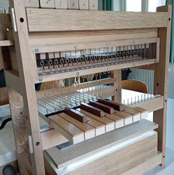 Zu sehen ist eine fertige, kleine, selbstgebaute Orgel