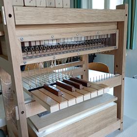 Zu sehen ist eine fertige, kleine, selbstgebaute Orgel.