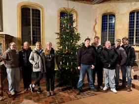 Konfirmanden vor dem Weihnachtsbaum