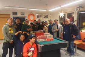 Zu sehen sind Seemänner im Seamen´s Club im Braker Hafen, bei der Übergabe von Christmas in a Containerbox.