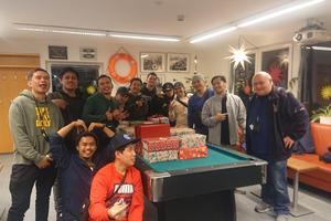 Zu sehen sind Seemänner im Seamen´s Club im Braker Hafen, bei der Übergabe von Christmas in a Containerbox.