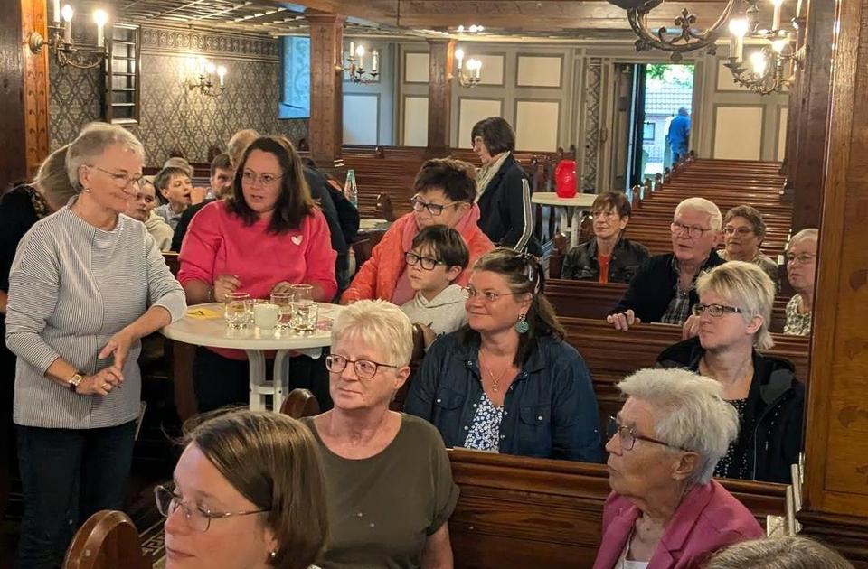 Zu sehen sind Besuchende in einer Kirche.
