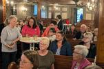 Zu sehen sind Besuchende in einer Kirche.
