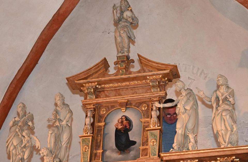 Zu sehen sind die Figuren an ihrem eigentlichen Platz auf dem Altar.