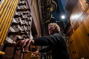 Zu sehen ist Leon Berben an einer Orgel