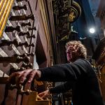 Zu sehen ist Léon Berben an einer Orgel.