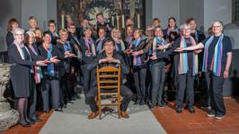 Ein Gruppenbild der White Gospels in einer Kirche