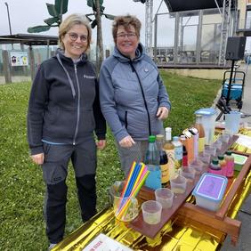 Getränke werden beim Sundowner ausgeschenkt.