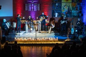 Zu sehen ist die Band Lüchterkark bei einem Konzert