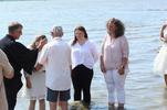 Zu sehen ist eine Taufe im Weserwasser.