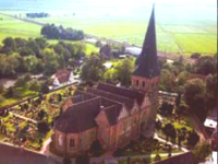 Zu sehen ist die Berner Kirche aus der Vogelperspektive.